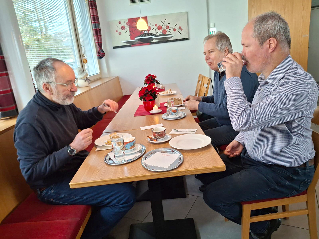 Bewohner der Arche bei Kaffee und Kuchen